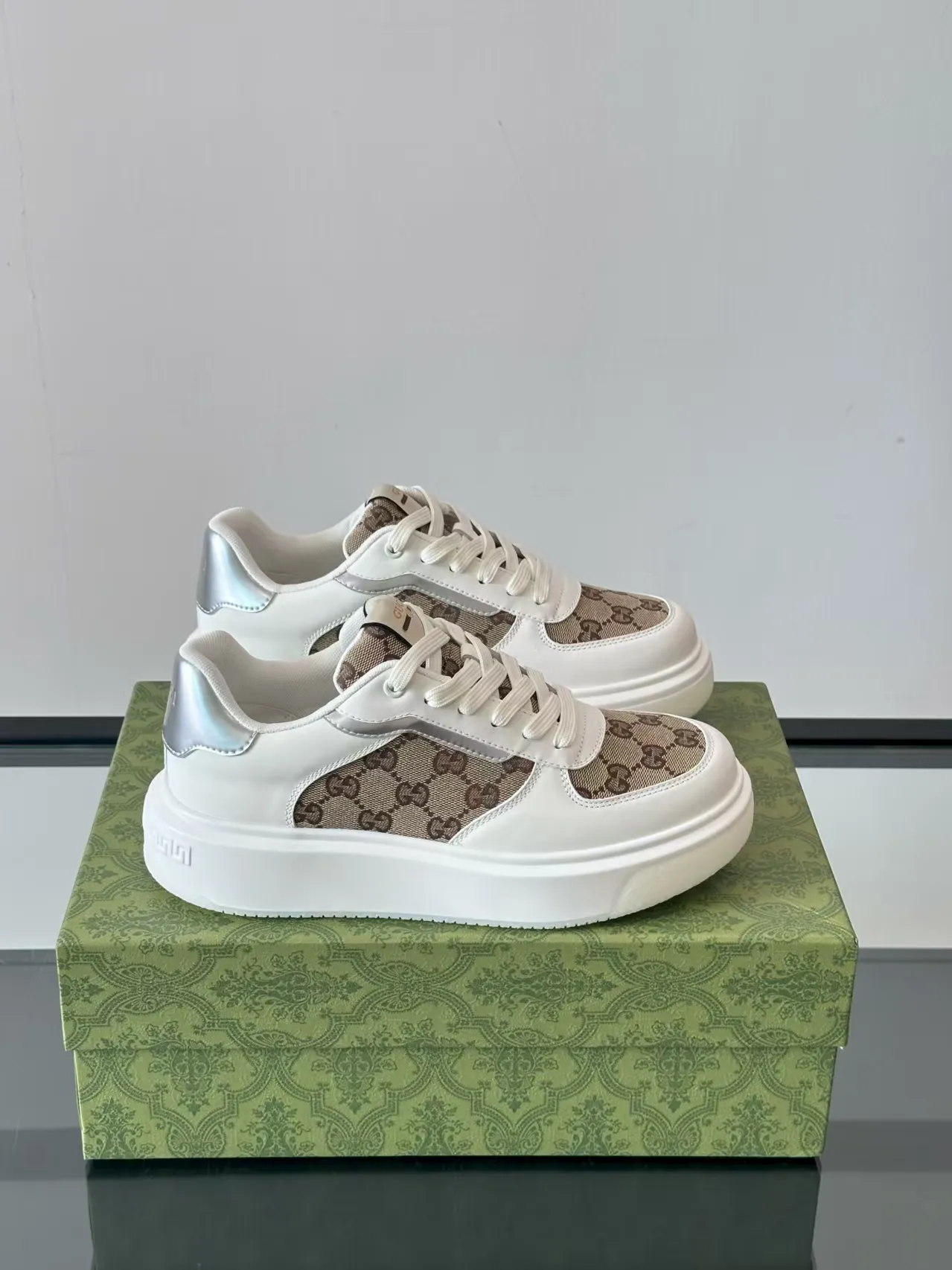 Factory price: 480💰New men's shoes GUCCI [Lightning] latest shoes shipped. Original quality, fashionable, special materials, sheepskin lining, new packaging. The foot feels super comfortable and the workmanship is impeccable. Size: 38-44, customized 45